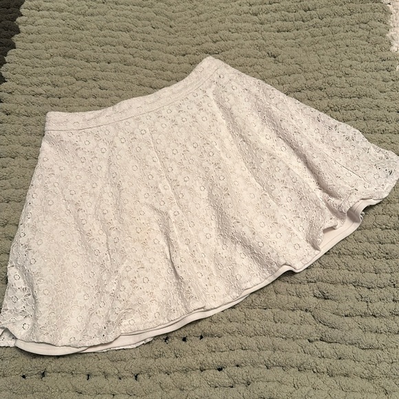 Dainty White Floral Skirt - Picture 1 of 3